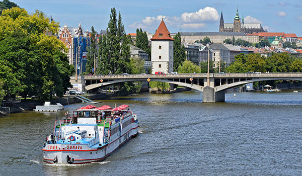 Dvouhodinová plavba po Vltavě se zákuskem